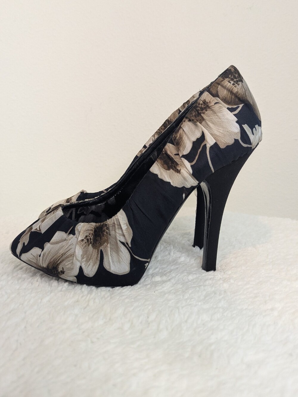 Dolce & Gabbana Floral Print Stiletto Pumps Pointed Toe Heels Size 38 EU Black B